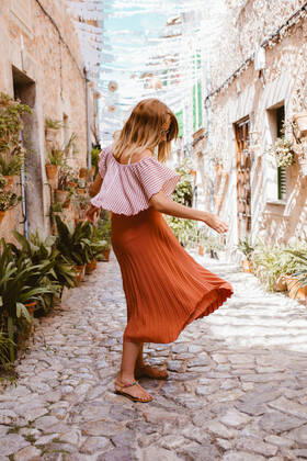 Blonde woman in long skirt dancing in Valdemossa, Majorca. Summertime. Nord de Palma District, PM, Spain CR_DIRR200824D-447813-01 ,model released, Symbolfoto