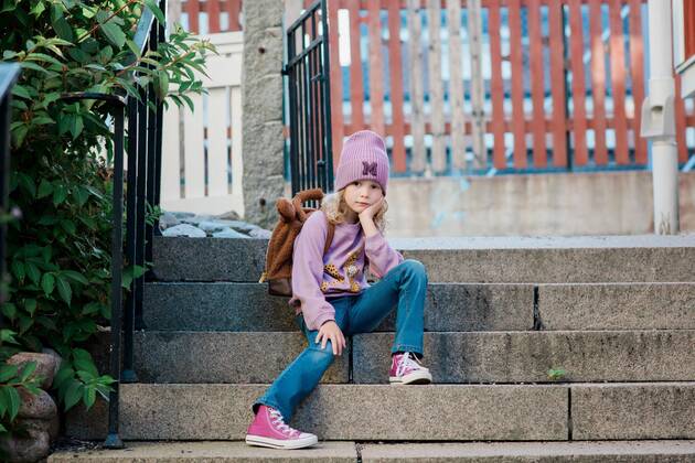 IMAGO Creative: Gesellschaft, Schule, Schulanfang portrait of a young girl sat waiting for school Norrtälje, Stockholm County, Sweden CR_RABE200824-469077-01 ,model released, Symbolfoto