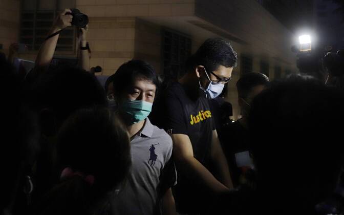 Bilder des Jahres 2020, News 08 August News Themen der Woche KW35 News Bilder des Tages August 27, 2020, Hong Kong, CHINA: Members of the HONG KONG DEMOCRATIC PARTY and the current lawmakers in the HKSAR Legislative Council, Lam Cheuk-ting ( R ) and Ted Hui ( L ) are released on bail on the evening leaving the courthouse surrounded by multiple of medias.Aug-27,2020 Hong Kong.ZUMA Hong Kong CHINA - ZUMAl137 20200827_zap_l137_017 Copyright: xLiauxChung-renx