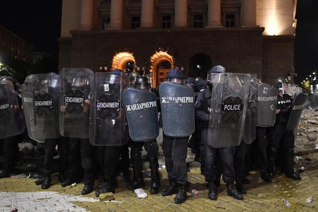 Bilder des Jahres 2020, News 09 September News Themen der Woche KW36 News Bilder des Tages BULGARIA: SOFIA PROTEST People clash with police during an anti-government protest in front of the Parliament Building in Sofia, Bulgaria on September 02, 2020. Credit: Alex Nicodim IMAGO SOFIA BULGARIA Copyright: xAlexxNicodimx