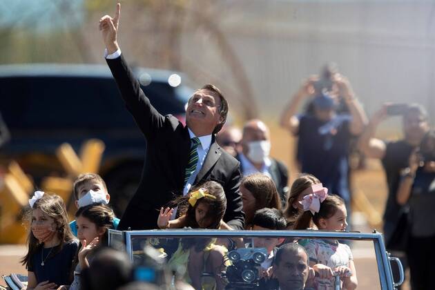 Bilder des Jahres 2020, News 09 September News Themen der Woche KW37 News Bilder des Tages President of Brazil, Jair Bolsonaro, participates at an official ceremony at the Palacio de la Alvorada, in the city of Brasilia, Brazil, 07 September 2020. Bolsonaro led a simple ceremony for Independence Day on Monday, which was less bombastic than other years due to the COVID-19 pandemic, which has already caused nearly 127,000 deaths in the country. EFE Joedson Alves Bolsonaro leads a celebration of Independence reduced by the pandemic !ACHTUNG: NUR REDAKTIONELLE NUTZUNG! Copyright: xJoédsonxAlvesx AME3093 20200907-637351038086285179