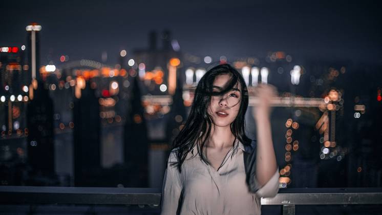 IMAGO Creative: Urbane Kultur - Sommer auf den Dächern In summer, Chongqing beauty Chongqing night view Chongqing architecture Chongqing five-star hotel location, standing on the rooftop breeze of the hotel, beautiful scenery, very comfortable. 742459460240670735