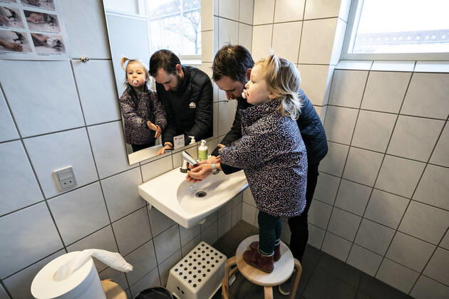 The nursery DUI in Aalborg reopens for the institutions children, Wednesday morning 15 April 2020 Solvej washes his hands with his father Due to the corona crisis, the nursery has been closed, and after the nursery has been renovated indoors and outdoors, the children and the adult educators can keep distance and washing hands, Aalborg Jutland  Copyright: HenningxBagger HenningxBaggerx cop301 spdk20200909-143401-A