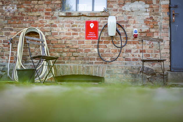 Symbol photo A charging station for electric cars of the manufacturer Tesla hangs on an old brick wall Fuerstenberg, 12 09 2020 Fuerstenberg Germany Copyright: xThomasxTrutschel photothek.dex