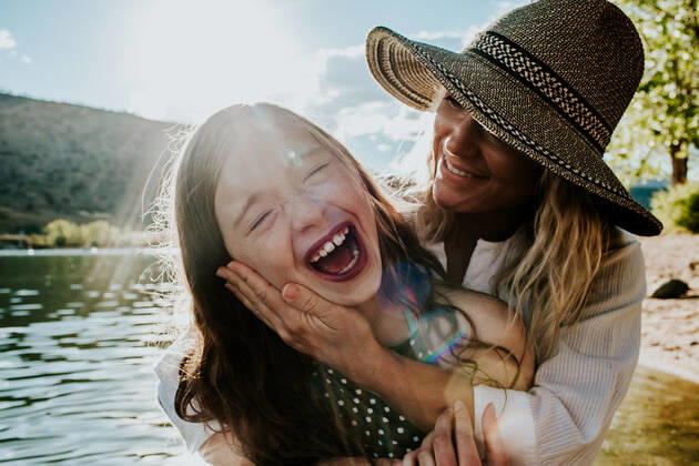 Mom holding young happy daughter while daughter laughs Denver, CO, United States CR_JEMI200908A-481593-01 ,model released, Symbolfoto