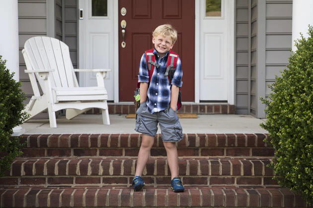 IMAGO Creative: Gesellschaft, Schule, Schulanfang Bashful, Smiling, Blonde Boy Stands on Steps With Hands in Pockets Easton, MD, United States CR_EMJA200916-391987-01 ,model released, Symbolfoto