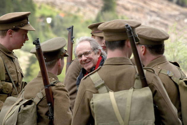 THE WIND THAT SHAKES THE BARLEY Director KEN LOACH with actors playing British soldiers THE WIND THAT SHAKES THE BARLEY Date: 2006  Mandatory credit line: Image courtesy 16 FILMS Ronald Grant Archive Mary Evans
