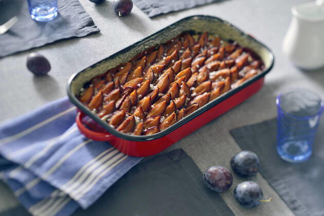 IMAGO Creative, Herbst, Food, Pflaumenkuchen Plum cake in casserole dish BR000129