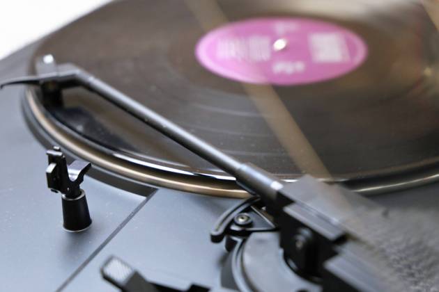 Gramophone record and record player, close up Copyright: xx