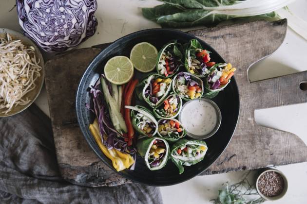 Vegan rolls with vegetables and yoghurt sauce in bowl ALBF01373