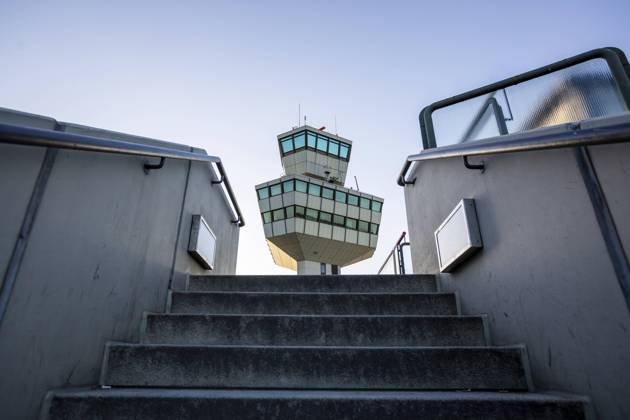IMAGO Creative: Architektur in Berlin Germany, Berlin, Steps in front of air traffic control tower of Berlin Tegel Airport ASCF01491