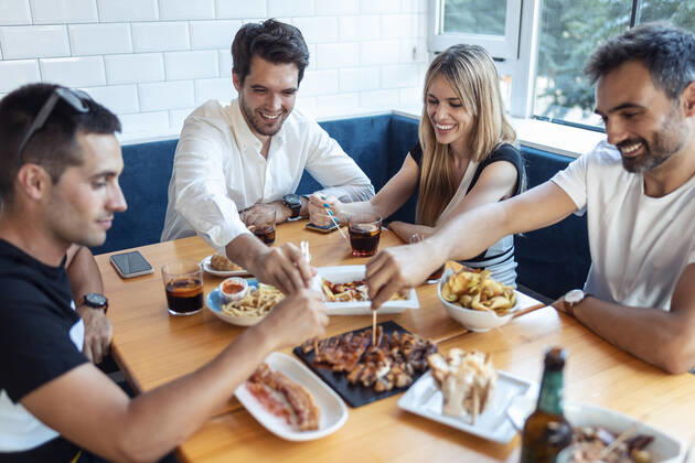 IMAGO Creative, Food, Tapas Friends having meal in restaurant model released Symbolfoto property released JSRF01114