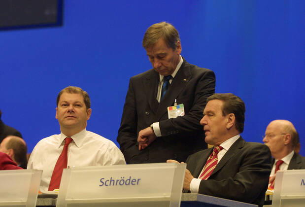 Former Federal Minister of Economics Wolfgang Clement died at the age of 80 Archive photo Federal Party Conference of the SPD in Bochum SPD Secretary General Olaf SCHOLZ, Federal Minister of Labour Wolfgang CLEMENT and Federal Chancellor Gerhard SCHROEDER on the podium, 17 11 2003