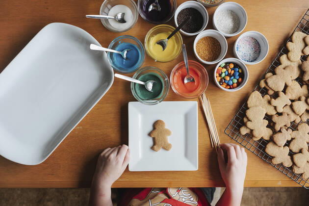 Young girl ready to decorate gingerbread cookies on a wooden table Hawera, Taranaki, New Zealand CR_LVBS200923-487930-01 ,model released, Symbolfoto