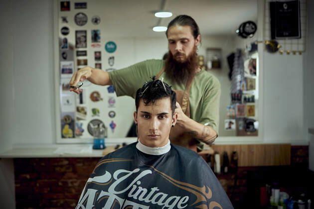 A young boy sitting in the hairdresser s shop while his hair is being cut Jaén, AL, Spain CR_NNSU201001-516711-01 EDITORIAL USE ONLY ,model released, Symbolfoto ,property released