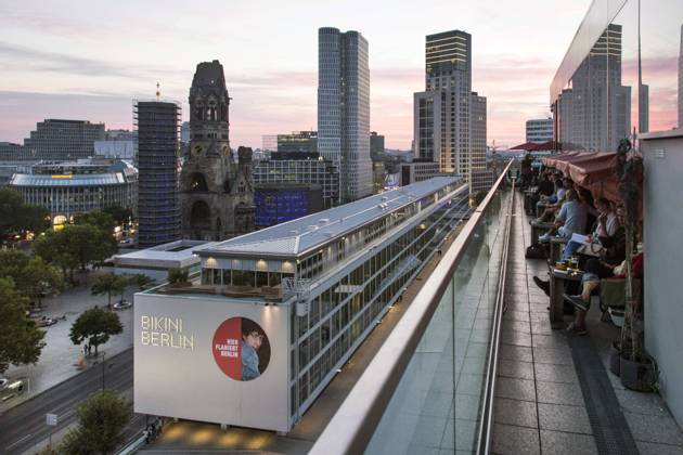Berlin City West From the roof terrace of the 25hours Hotel visitors have a panoramic view over the Berlin City West with the Bikini Sopping mall of the Gedaechtniskirche, the new Waldorf Astoria Hotel, as well as the new Upper West Hochaus, 25 09 2016 Berlin Berlin Deutschland