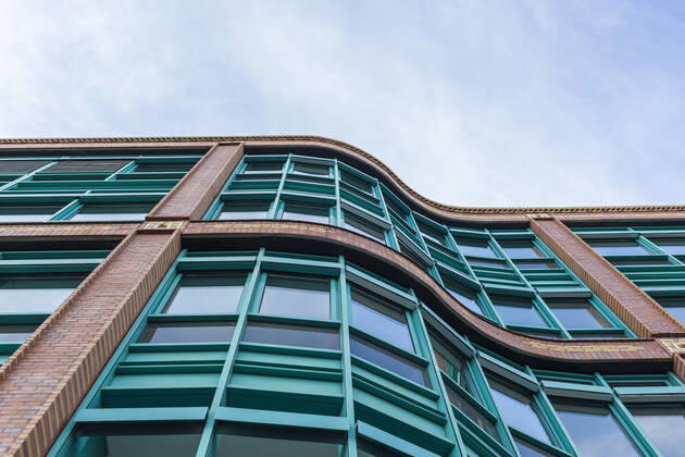 IMAGO Creative: Architektur in Berlin Germany, Berlin, refurbished old industrial building with curved facade ZM000395