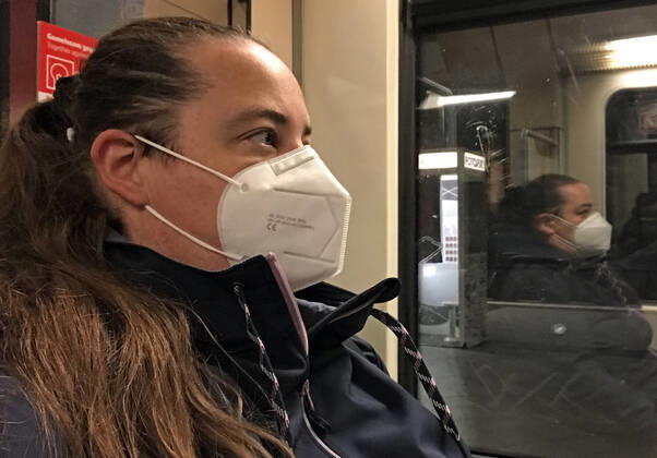 07.10.2020, Berlin, GER - Frau in einer S-Bahn traegt in Zeiten der Coronapandemie einen Mund-Nasen-Schutz. (MR=yes, 40-50 Jahre, Abteil, Alltag, Atemmaske, Bahn, Berlin, Coronaepidemie, Coronainfektion, Coronakrise, Coronapandemie, Coronavirus, Coronavirus SARS-CoV-2, Covid 19, Covid-19, deutsch, Deutschland, Europa, europaeisch, Fenster, FFP2, FFP2-Maske, Frau, geschuetzt, Gesellschaft, Herbst, innen, Innenaufnahme, Jahreszeit, Kaukasierin, kaukasisch, Maske, Maskengebot, Maskenpflicht, Mensch, Mund-Nase-Schutz, Mund-Nasen-Schutz, Mundschutz, Mundschutzgebot, Mundschutzpflicht, Nahverkehr, oeffentlicher Personennahverkehr, OEPNV, Person, Personennahverkehr, QF, Querformat, Reflexion, S-Bahn, Schutz, Schutzmaske, spiegeln, Spiegelung, verp