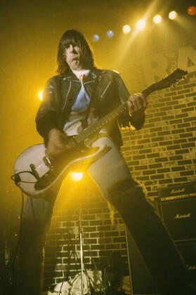 Johnny Ramone of the Ramones live at the SuperBang 93 in the Eilenriedenhalle Hannover, 12 12 1993 Foto:xR.xKeuntjex xFuturexImage