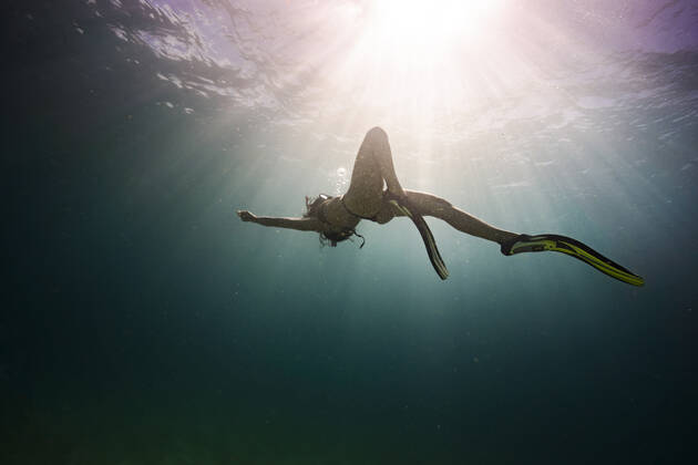 IMAGO Creative: Sommer Sport - Strand Free diver floating in the ocean of Oahu, Hawaii Honolulu, HI, United States CR_ALKA201017B-507408-01 EDITORIAL USE ONLY