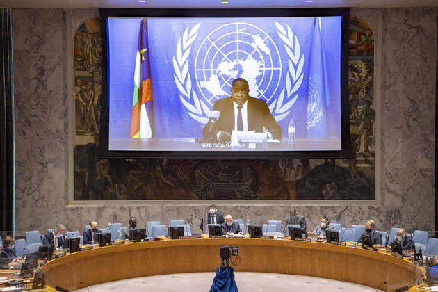 Bilder des Jahres 2020, News 10 Oktober News Themen der Woche KW43 News Bilder des Tages (201020) -- UNITED NATIONS, Oct. 20, 2020 -- Mankeur Ndiaye (on the screen), the UN secretary-general s special representative for the Central African Republic (CAR) and head of the UN peacekeeping mission, briefs the Security Council meeting on the situation in the CAR at the UN headquarters in New York, on Oct. 19, 2020. The top UN envoy for the CAR on Monday asked for efforts to ensure peaceful elections in the country. The presidential and legislative elections in December represent a unique opportunity to capitalize on the democratic gains of the 2015 elections and to consolidate the constitutional order and continue the work of stabilizing the country, Mankeur Ndiaye told the Security Council. ( UN Photo Handout via Xinhua) UN-SECURI 