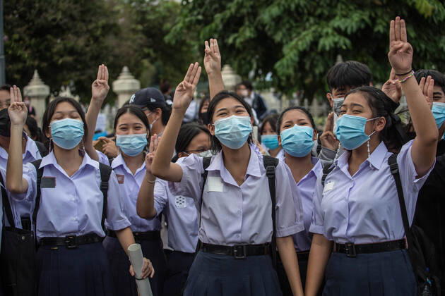 Bilder des Jahres 2020, News 10 Oktober News Themen der Woche KW43 News Bilder des Tages October 21, 2020, Bangkok, Thailand: Pro-democracy protesters wearing school uniforms seen giving the three finger salute during an anti-government demonstration in the Thai Capital. Thousands of pro-democracy protesters took the streets at Victory Monument demanding the resignation of Thailand Prime Minister and the reform of the monarchy for the seventh day after a ˜severe state of emergency™ declared by Prime Minister Prayut Chan-o-cha. The protesters marched from Victory Monument to Government House and delivered a letter to Prime Minister Prayut Chan-o-cha asking him to resign before 3 days. The protest ended peacefully. Bangkok Thailand - ZUMAs197 20201021_zaa_s197_138 Copyright: xGeemxDrakex