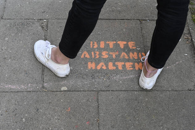 DEUTSCHLAND, Hamburg, Corona Krise, lockdown, Schriftzug Abstand halten vor einem Eisladen Hamburg Germany