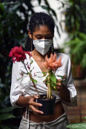IMAGO Creative: Nächste Generation, Sozial- und klimabewusst Young woman gardening in face mask Cali Colombia Copyright: xNanoxCalvox NN-COVID-14