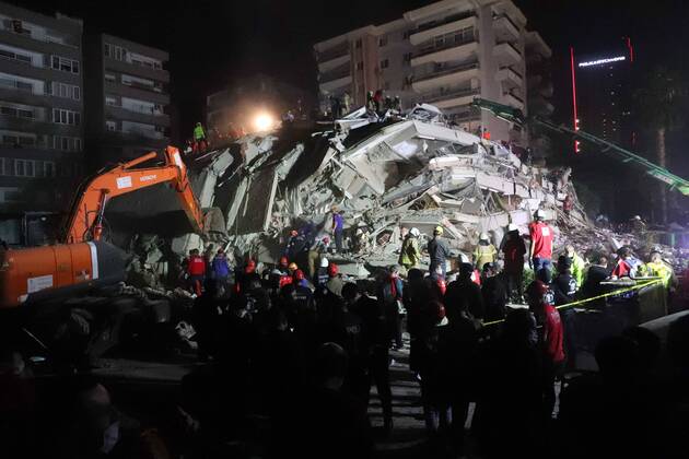 Bilder des Jahres 2020, News 10 Oktober News Themen der Woche KW44 News Bilder des Tages (201030) -- IZMIR (TURKEY), Oct. 30, 2020 -- Rescuers work at a site of a collapsed building after an earthquake in Izmir province of Turkey, Oct. 30, 2020. At least 12 people were killed and 438 others were wounded at a strong earthquake that hit Turkey s western province of Izmir on Friday, Turkish President Recep Tayyip Erdogan said. (Photo by Xinhua) TURKEY-IZMIR-EARTHQUAKE AydinxCetinkaya 