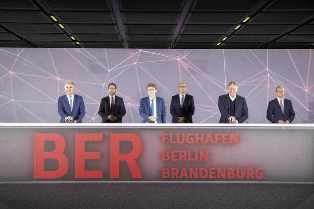 V l n r Carsten Spohr, Chairman of the Lufthansa Executive Board, Andreas Scheuer, Federal Minister of Transport and Digital Infrastructure, Engelbert Luetke Daldrup, Chairman of the Management Board of Flughafen Berlin Brandenburg GmbH, Die Copyright: xJaninexSchmitz photothek.netx