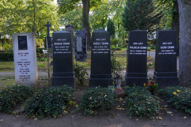 93 Graves of August, Herman, Rudolf, Jacob and Wilhelm Grimm Germanist, fairy tale collector, Alter St Matthaeus Cemetery, Großgoerschenstraße 12 14, 10829 Berlin, 03 10 2020 Berlin Germany, germany Copyright: xPOP-EYE ChristianxBehringx POP-EYE_15005598
