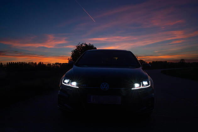 LED spotlights provide more glare in evening traffic EMWE 15 04 2020 Lampertheim LED spotlights provide more glare in evening traffic TG2020-0299