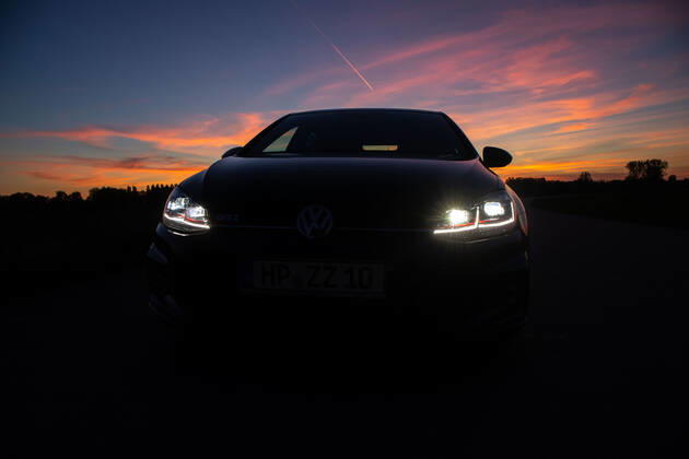 LED spotlights provide more glare in evening traffic EMWE 15 04 2020 Lampertheim LED spotlights provide more glare in evening traffic TG2020-0299