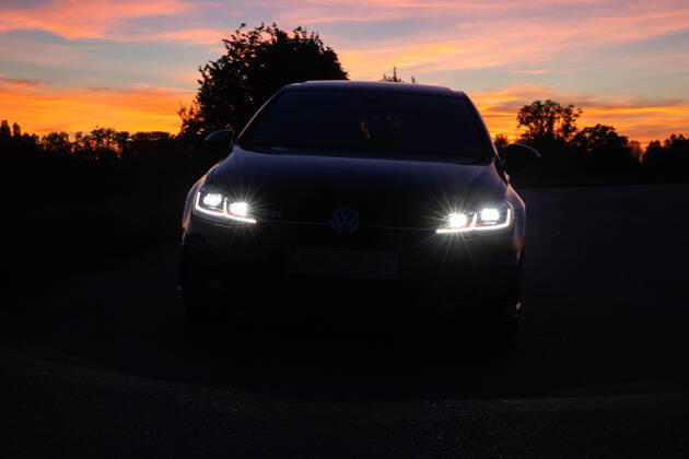 LED spotlights provide more glare in evening traffic EMWE 15 04 2020 Lampertheim LED spotlights provide more glare in evening traffic TG2020-0299