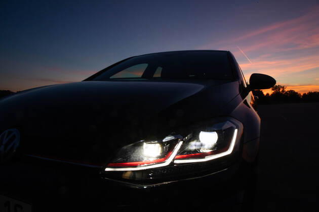 LED spotlights provide more glare in evening traffic EMWE 15 04 2020 Lampertheim LED spotlights provide more glare in evening traffic TG2020-0299