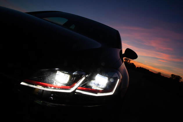 LED spotlights provide more glare in evening traffic EMWE 15 04 2020 Lampertheim LED spotlights provide more glare in evening traffic TG2020-0299