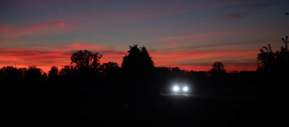 LED spotlights provide more glare in evening traffic EMWE 15 04 2020 Lampertheim LED spotlights provide more glare in evening traffic TG2020-0299