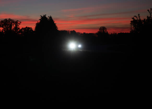 LED spotlights provide more glare in evening traffic EMWE 15 04 2020 Lampertheim LED spotlights provide more glare in evening traffic TG2020-0299