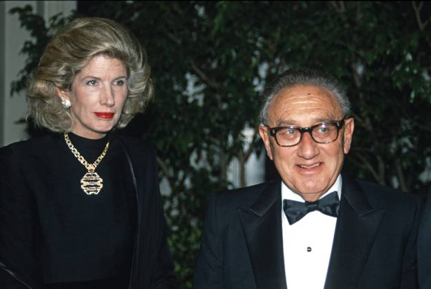 November 16, 1988, Washington, District of Columbia, USA: Former United States Secretary of State Henry A. Kissinger and his wife, Nancy, arrive at the White House for the Official Dinner honoring Prime Minister Margaret Thatcher of Great Britain in Washington, DC on November 16, 1988 Washington USA - ZUMAs152 19881116_zaa_s152_003 Copyright: xRonxSachsx