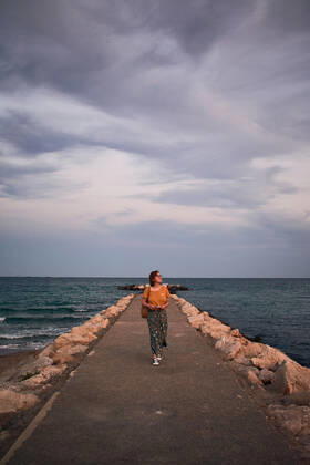IMAGO Creative: Sommer, Abendspaziergang Middle-aged woman walks on a catwalk on the coast Villajoyosa, Valencian Community, Spain CR_CRBL201023-524985-01 ,model released, Symbolfoto
