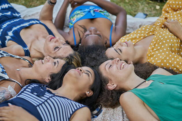 IMAGO Creative, Jahreszeit Sommer, Sommerferien Group of smiling female friends laying on a towel in a park having fun Elcarte, Navarra, Spain CR_SEBO201027B-529243-01 ,model released, Symbolfoto
