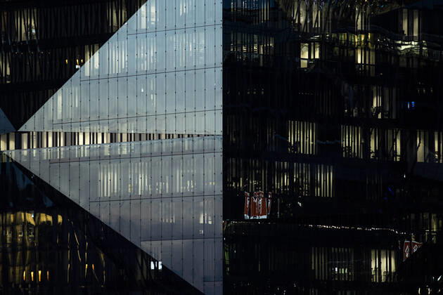 Illuminated offices stand out in the dark in Berlin, 13 11 2020 Berlin Germany Copyright: xFlorianxGaertner photothek.dex