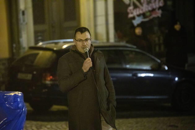 201116 Demo. Dreister geht es kaum. Die Coronakritiker aus dem Erzgebirge hielten am Abend ihre Versammlung gegen die Coronamaßnahmen direkt vor der St. Annen Kirche und dem Lutherdenkmal auf dem Kirchplatz. Unschöner Höhepunkt die Rede des bekannten Rechten Politiker Stefan Hartung. Er teilte ordentlich aus, hetzte gegen Landratsamtmitarbeiter, forderte die Polizei auf im Landratsamt die Maskenpflicht zu kontrollieren. Auch gegen die Medien schoss er scharf. Die Menge klatschte während seiner Ansprache. Über 250 Teilnehmer waren bei der Versammlung anwesend, teils mit Plakaten. Mit sachlichen Worten zu dieser Versammlung direkt vor der St. Annen Kirche glänzten die Coronagegner heute nicht. Annaberg-Buchholz Sachsen Deutschland