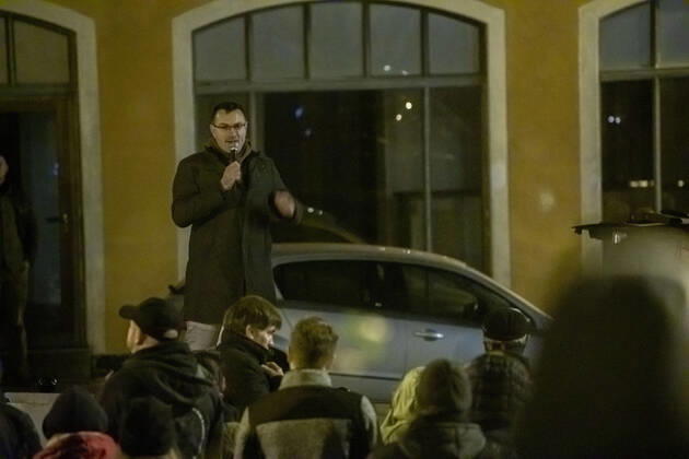 201116 Demo. Dreister geht es kaum. Die Coronakritiker aus dem Erzgebirge hielten am Abend ihre Versammlung gegen die Coronamaßnahmen direkt vor der St. Annen Kirche und dem Lutherdenkmal auf dem Kirchplatz. Unschöner Höhepunkt die Rede des bekannten Rechten Politiker Stefan Hartung. Er teilte ordentlich aus, hetzte gegen Landratsamtmitarbeiter, forderte die Polizei auf im Landratsamt die Maskenpflicht zu kontrollieren. Auch gegen die Medien schoss er scharf. Die Menge klatschte während seiner Ansprache. Über 250 Teilnehmer waren bei der Versammlung anwesend, teils mit Plakaten. Mit sachlichen Worten zu dieser Versammlung direkt vor der St. Annen Kirche glänzten die Coronagegner heute nicht. Annaberg-Buchholz Sachsen Deutschland