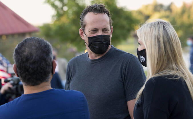 Bilder des Jahres 2020, Entertainment 11 November Entertainment Themen der Woche KW47 November 18, 2020 - Manhattan Beach, California, USA. - Actor VINCE VAUGHN spearheads a Rally for the SAFE Opening of Schools and Sports Activities. Despite COVID-19 spiking in Los Angeles County, rally goers are asking that Manhattan Beach hasten the full re-opening of in-person school classes and allow more children s sports activities. Manhattan Beach U.S. - ZUMAce6_ 20201118_zaf_ce6_017 Copyright: xBrianxCahnx