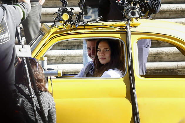 Bilder des Jahres 2020, Entertainment 11 November Entertainment Themen der Woche KW47 Entertainment Bilder des Tages Actor Tom Cruise and actress Hayley Atwell in a Fiat yellow 500 driven by a stuntman, during a an action scene on the set of the film Mission Impossible 7 at Spagna square, just under the Spanish steps. Rome (Italy), November 22nd 2020 Photo Samantha Zucchi Insidefoto SamanthaxZucchi