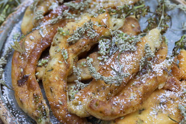 Common mugwort, common mugwort, mugwort spice mugwort Artemisia vulgaris, homemade mugwort quiche, flowers, leaves and shoots of mugwort are dipped in pancake batter and then fried in hot fat, Germany common mugwort, common wormwood Artemisia vulgaris , home baked small mugwort cakes, blossoms, leaves and spr Copyright: xblickwinkel F.xHeckerx