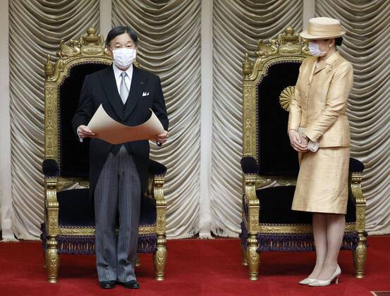 Bilder des Jahres 2020, Entertainment 11 November Entertainment Themen der Woche KW48 Entertainment Bilder des Tages 130th anniv. of establishment of Japan parliament Japanese Emperor Naruhito (L), accompanied by Empress Masako, speaks at a ceremony marking the 130th anniversary of the establishment of the Japanese parliament at the chamber for plenary sittings of the House of Councillors in Tokyo on Nov. 29, 2020. 