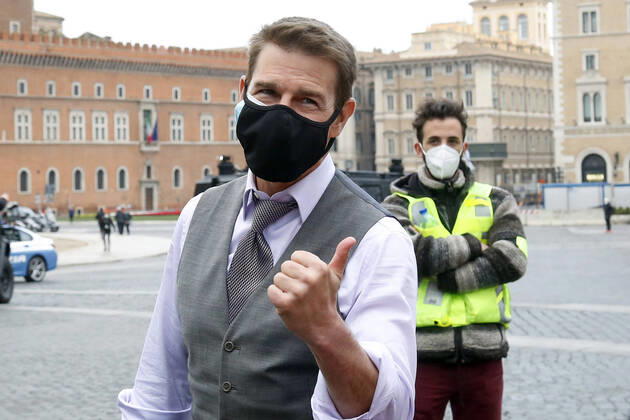 Bilder des Jahres 2020, Entertainment 11 November Entertainment Themen der Woche KW48 Actor Tom Cruise talking and making selfie with his fans during a pause on the set of the film Mission Impossible 7 in Piazza Venezia, just in front of the Victor Emmanuel II Monument (Tomb of the Unknown Soldier). Rome (Italy), November 29th 2020 Photo Samantha Zucchi Insidefoto SamanthaxZucchi