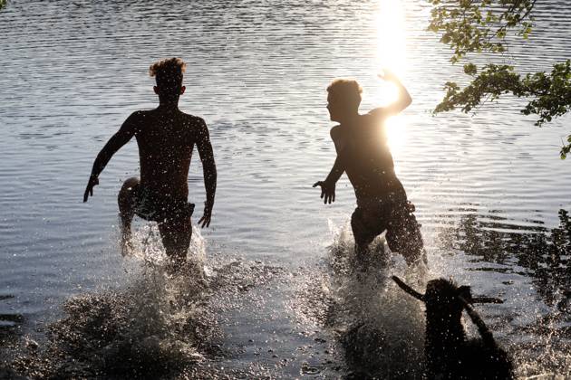 24 05 2020, Dranse, Brandenburg, GER Silhouette Teenagers and dog run into a lake MR yes, 1